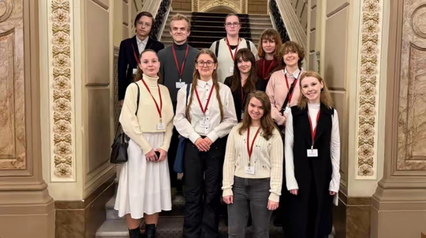 No teorijas līdz praksei: Mūsu skolēni iepazīst Saeimas aizkulises