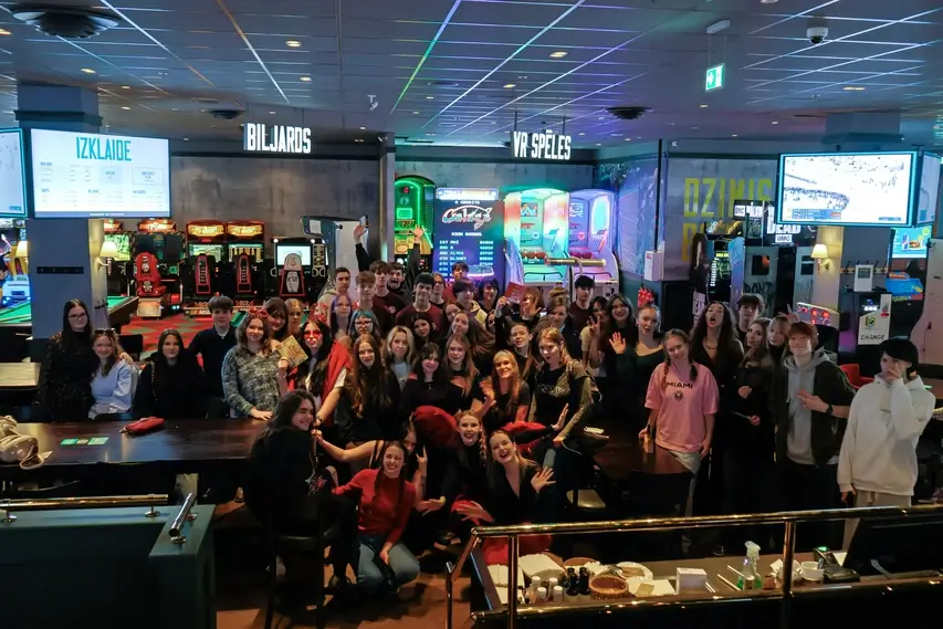 52 jaunieši boulinga turnīrā kausē ledu un veido jaunas draudzības