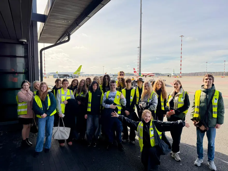 Tālmācība un ceļošana: Kā mūsu un Vidusskola.com jaunieši klātienē atklāja lidostas noslēpumus